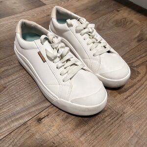 Dr. Sholls Time Off Shoes